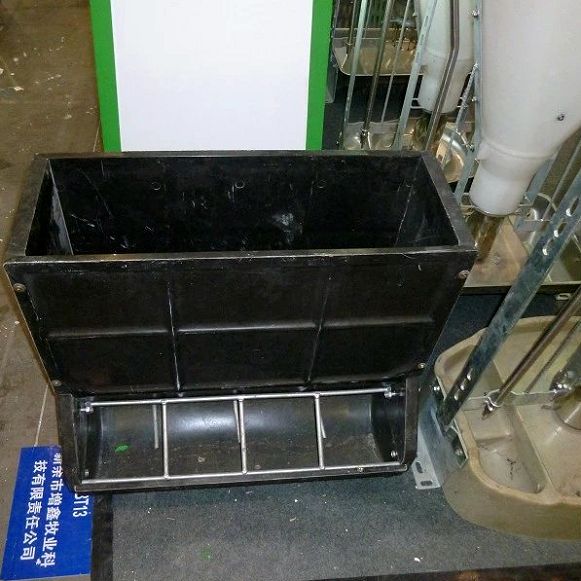 palstic pig feeder 13(001).jpg